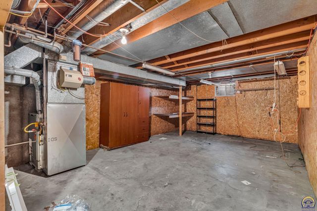 1950 SW Navajo LN, Topeka, KS 66604