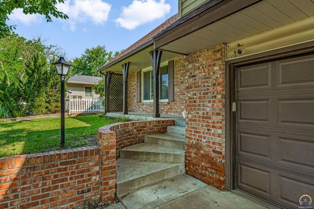 1950 SW Navajo LN, Topeka, KS 66604