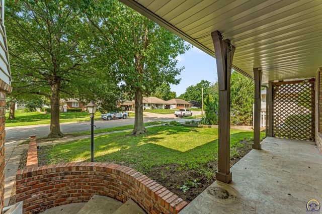 1950 SW Navajo LN, Topeka, KS 66604
