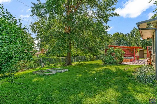 1950 SW Navajo LN, Topeka, KS 66604