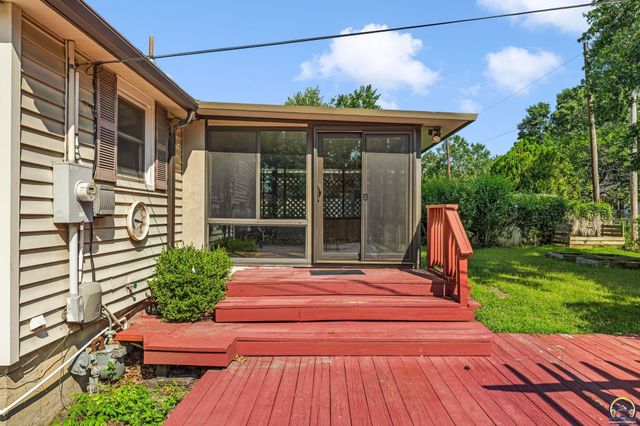 1950 SW Navajo LN, Topeka, KS 66604