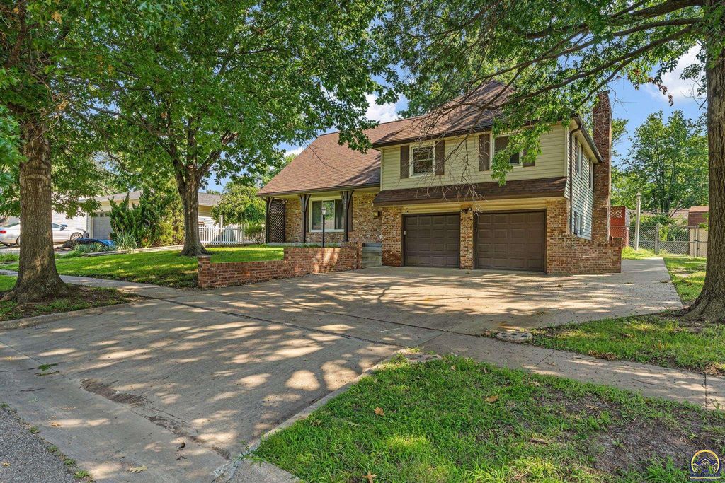 1950 SW Navajo LN, Topeka, KS 66604
