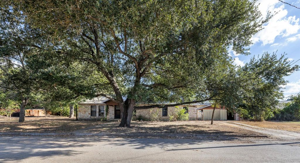 517 First Street, Lexington, TX 78947