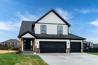 949 N Cottonwood Court, Tonganoxie, KS 66086