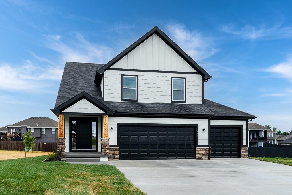 949 N Cottonwood Court, Tonganoxie, KS 66086