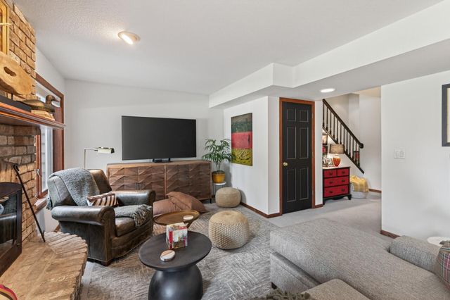 125 Wildwood Bay Drive, Mahtomedi, MN 55115