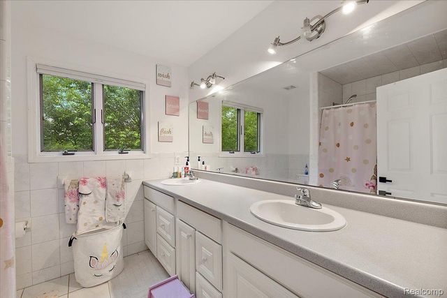 4700 Botany Glen, Commerce Charter Township, MI 48382