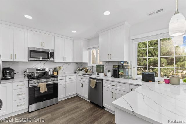 13936 Harrington Drive, Warren, MI 48088