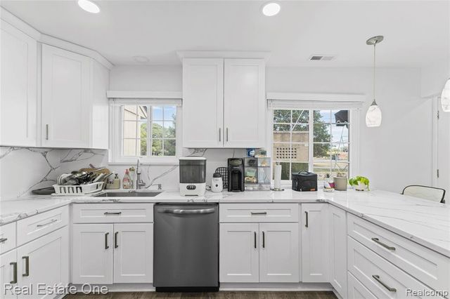 13936 Harrington Drive, Warren, MI 48088