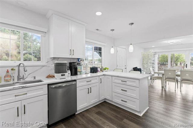 13936 Harrington Drive, Warren, MI 48088