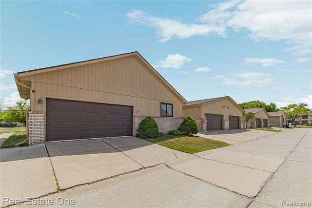 13936 Harrington Drive, Warren, MI 48088