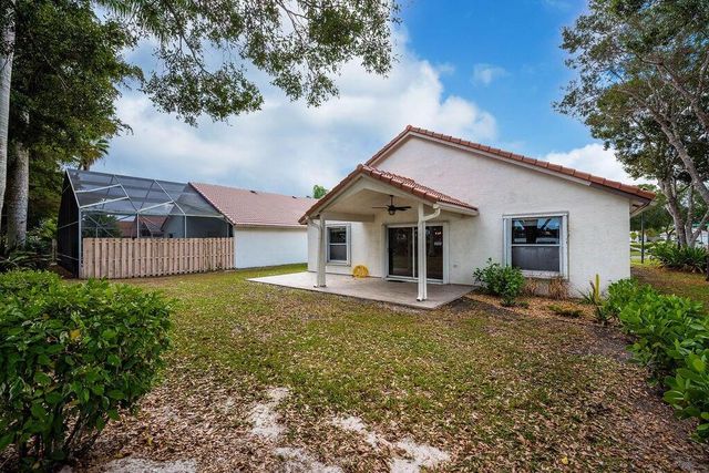1975 Oak Berry Circle, Wellington, FL 33414
