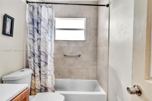 1300 NW 43rd Ter 201, Lauderhill, FL 33313