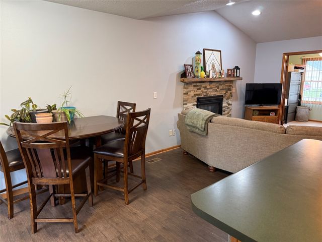 212 N 14th Avenue, Winterset, IA 50273