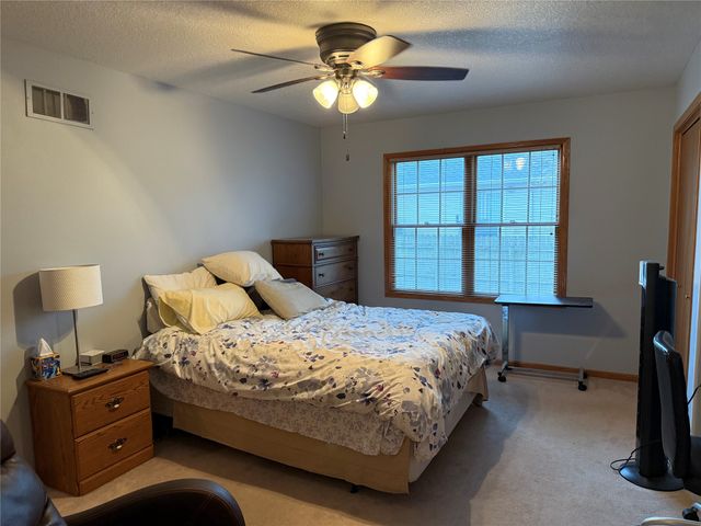 212 N 14th Avenue, Winterset, IA 50273