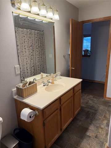 212 N 14th Avenue, Winterset, IA 50273