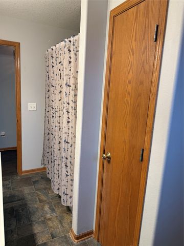 212 N 14th Avenue, Winterset, IA 50273