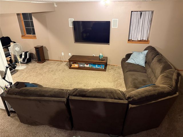 212 N 14th Avenue, Winterset, IA 50273