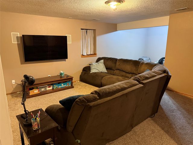 212 N 14th Avenue, Winterset, IA 50273