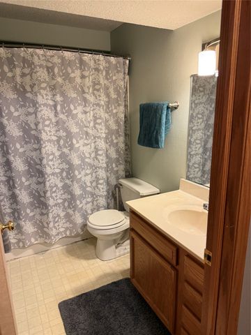 212 N 14th Avenue, Winterset, IA 50273