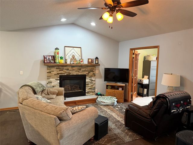 212 N 14th Avenue, Winterset, IA 50273