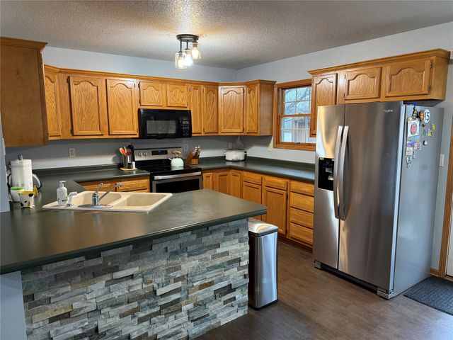 212 N 14th Avenue, Winterset, IA 50273