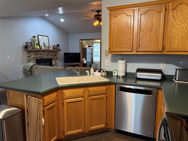 212 N 14th Avenue, Winterset, IA 50273