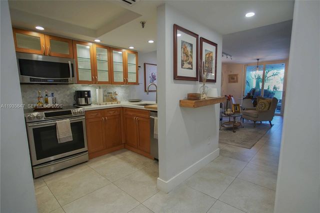 5880 Collins Ave 302, Miami Beach, FL 33140