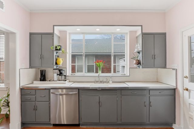 880 N MCLEAN BLVD, Memphis, TN 38107