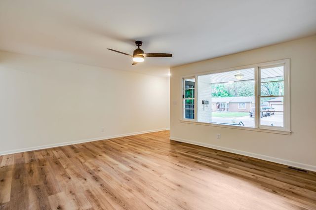 215 Hungerford Ave, Haysville, KS 67060