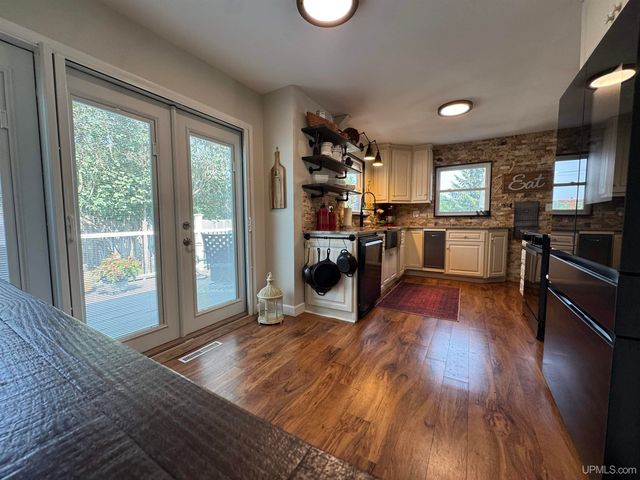 614 Beech St, Iron Mountain, MI 49801