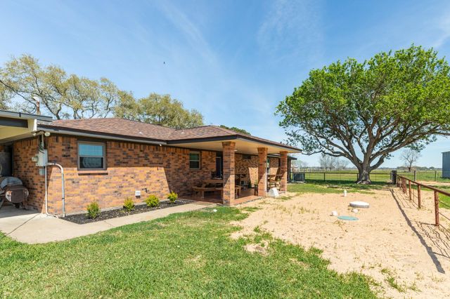 27427 Highway 36, Damon, TX 77430