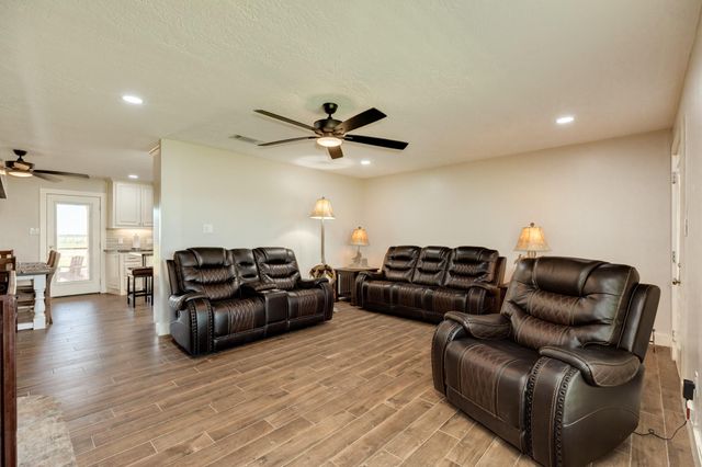 27427 Highway 36, Damon, TX 77430