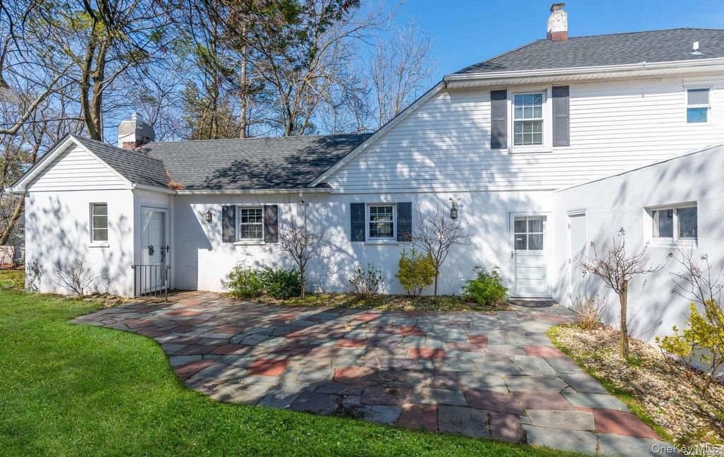 1011 Plandome Road, Manhasset, NY 11030