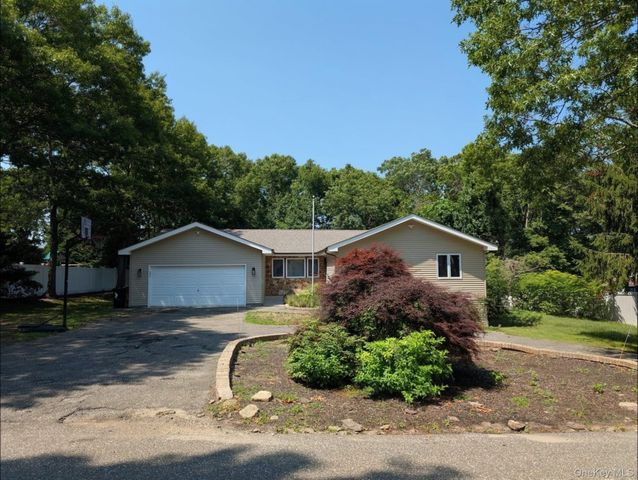 27 Hickory Avenue, Farmingville, NY 11738