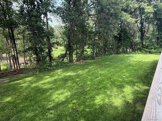 27 Hickory Avenue, Farmingville, NY 11738
