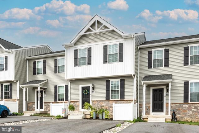 225 HOLSTEIN DR, Hanover, PA 17331