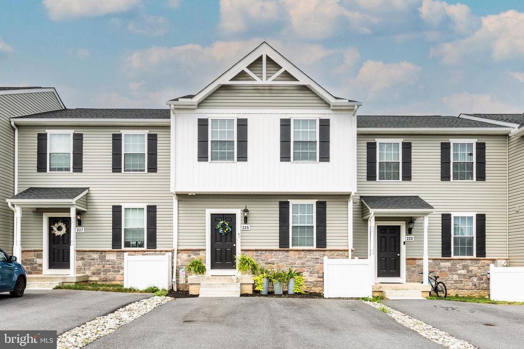 225 HOLSTEIN DR, Hanover, PA 17331
