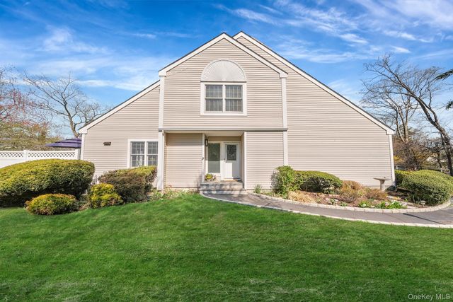 456 Village Oaks Lane, Babylon, NY 11702