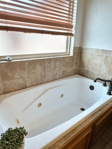 16 Summerwood Dr., Elgin, OK 73538