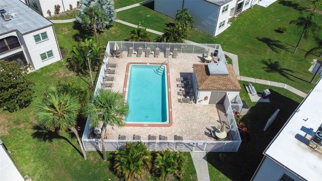 7701 STARKEY ROAD 528, Seminole, FL 33777