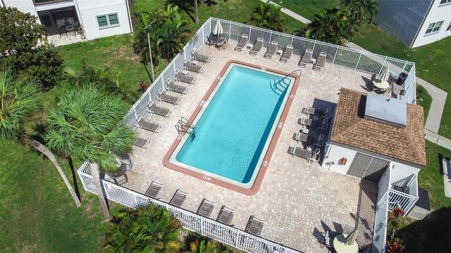 7701 STARKEY ROAD 528, Seminole, FL 33777