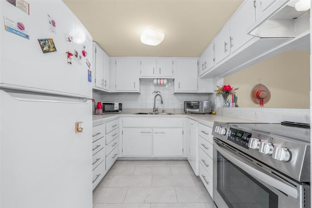 7701 STARKEY ROAD 528, Seminole, FL 33777
