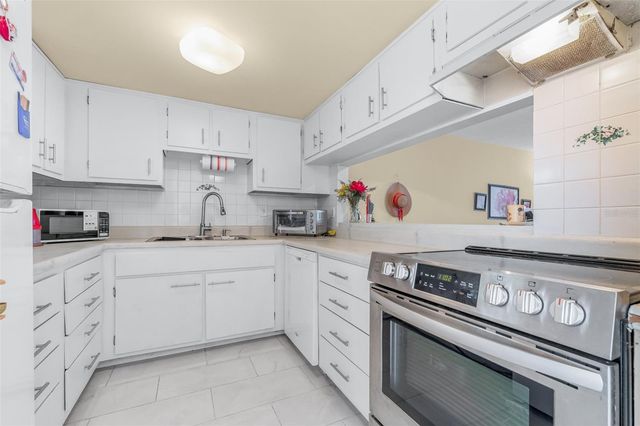 7701 STARKEY ROAD 528, Seminole, FL 33777