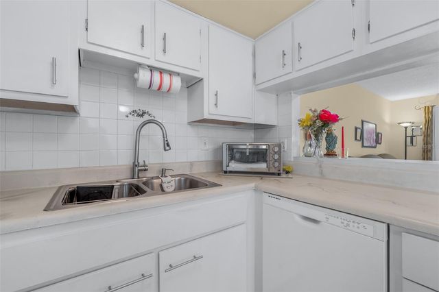 7701 STARKEY ROAD 528, Seminole, FL 33777