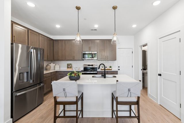 2601 Peaceful Valley Dr, Columbia, TN 38401