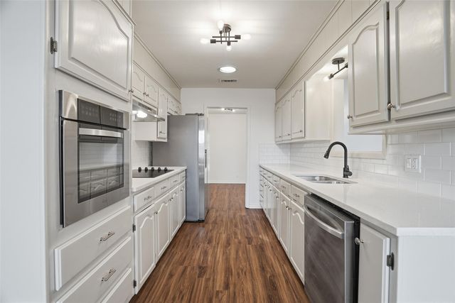 8013 Carrick Street, Benbrook, TX 76116