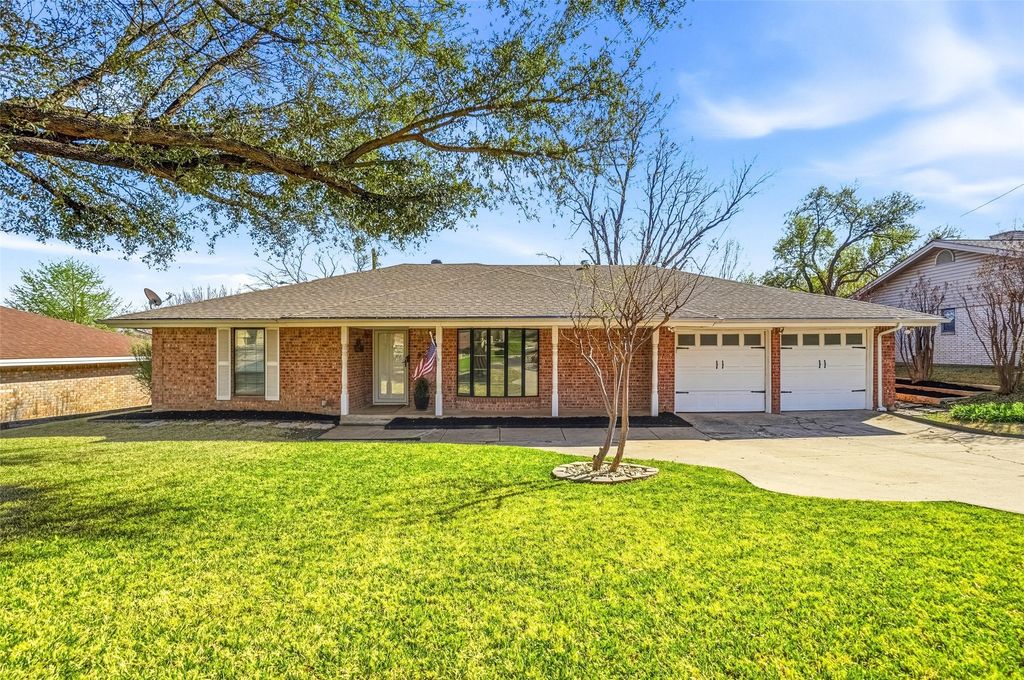 8013 Carrick Street, Benbrook, TX 76116