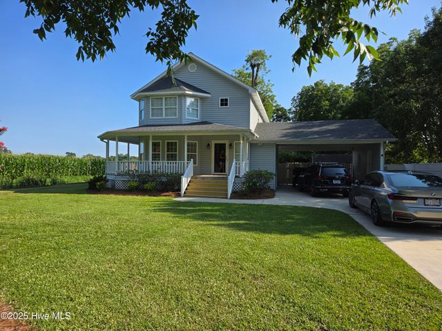 121 Schley Avenue, Lake Waccamaw, NC 28450
