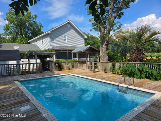 121 Schley Avenue, Lake Waccamaw, NC 28450